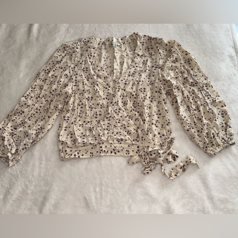 American Eagle long sleeve, flowy top with light purple floral‎ pattern. V-neck